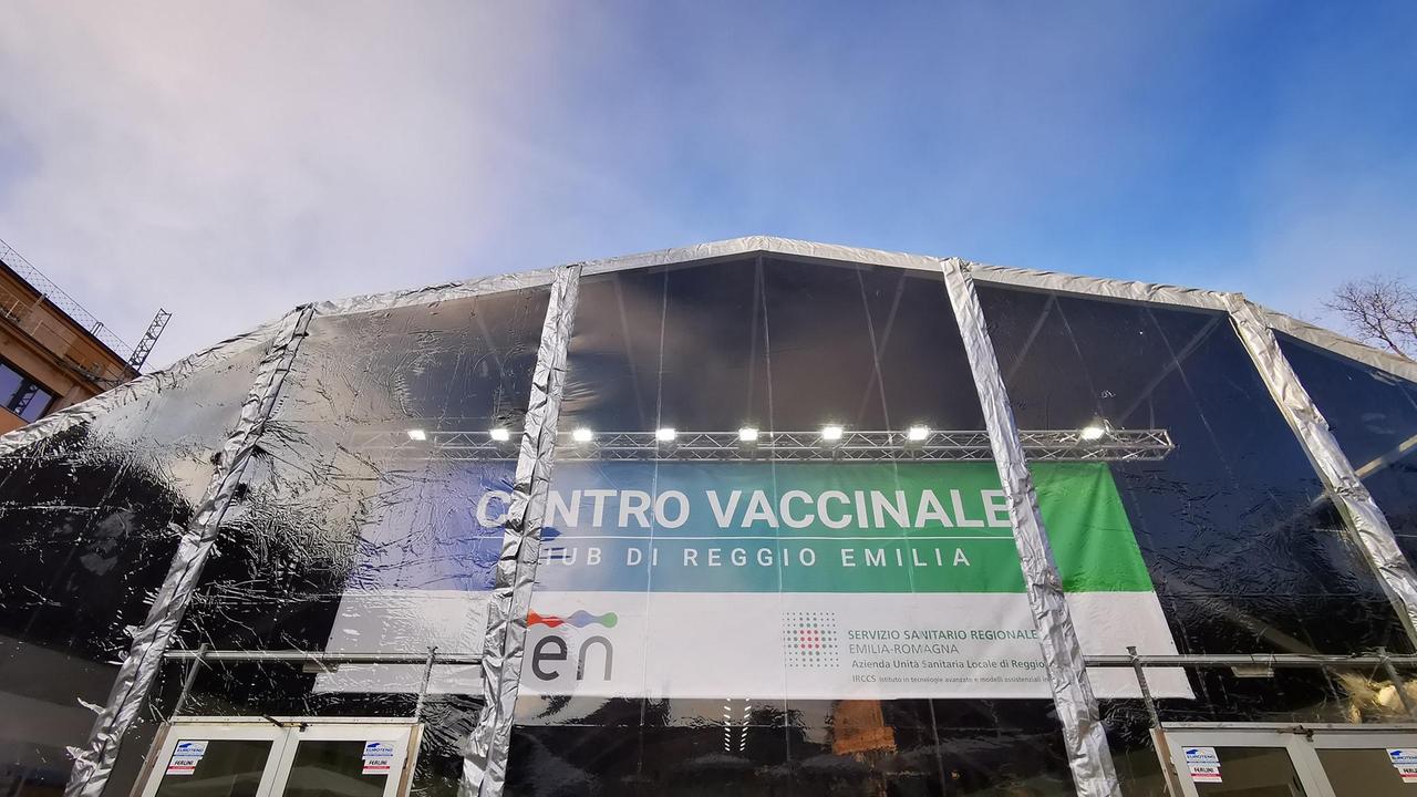 Vaccino, a Reggio Emilia e provincia accesso libero per la prima dose ai maggiorenni