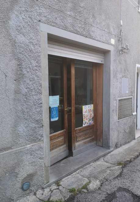 L’ingresso del negozio di alimentari lizzanese