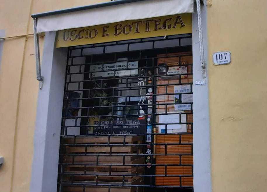 Il negozio di alimentari Uscio e bottega all’inizio di via Santa Trinita è uno di quelli che sono stati costretti a chiudere a causa della quarantena preventiva