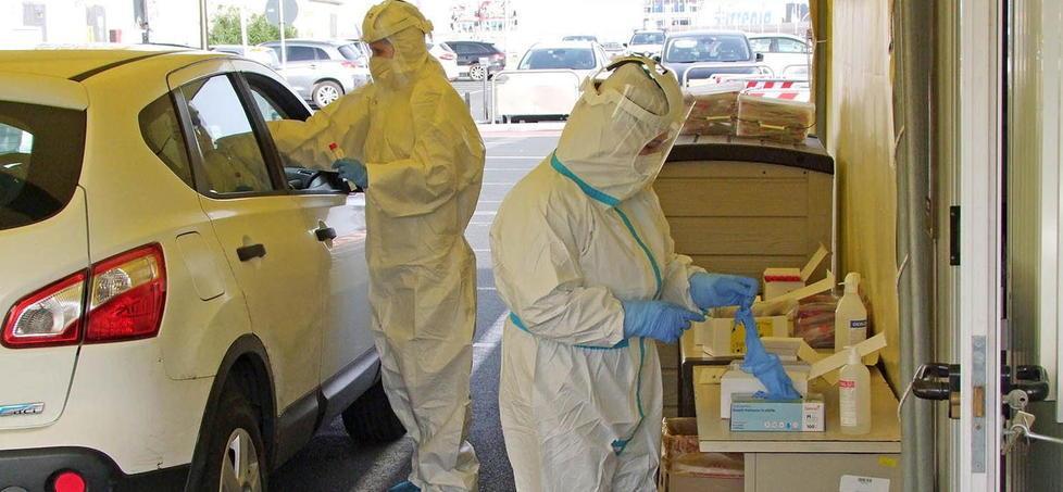 La postazione drive-through per effettuare i tamponi covid allestita dall’Azienda sanitaria al porto di Piombino (foto Paolo Barlettani)
