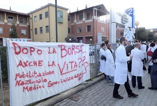 Protesta dei medici specializzandi, poi l'esultanza 