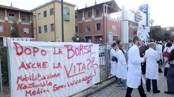 Protesta dei medici specializzandi, poi l'esultanza
