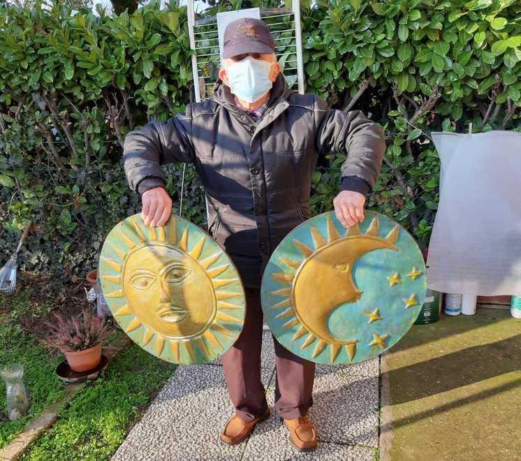 Luigi Spagna, eclettico naif che realizza opere d’arte usando le lattine dell’olio 