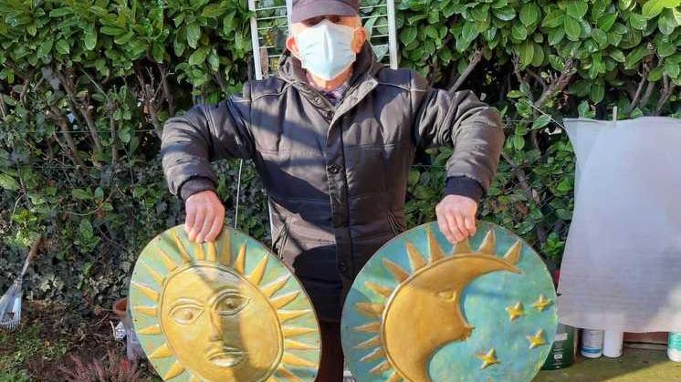 Luigi Spagna, eclettico naif che realizza opere d’arte usando le lattine dell’olio