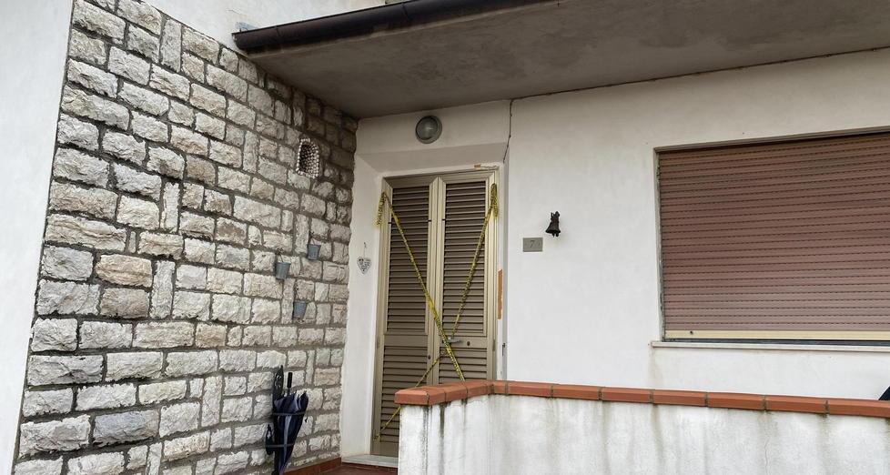 Crolla il solaio di notte per un cedimento, famiglia evacuata a Cascina