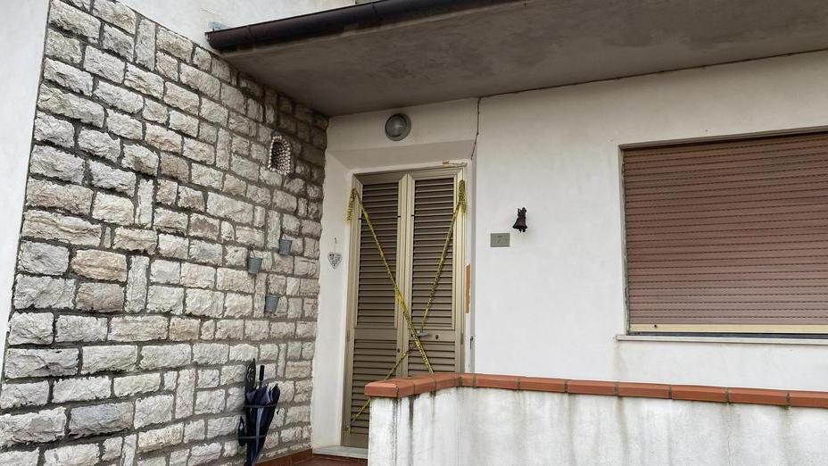 Crolla il solaio di notte per un cedimento, famiglia evacuata a Cascina