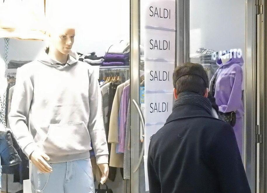 Saldi al via, tra tante offerte e i dubbi dei commercianti 