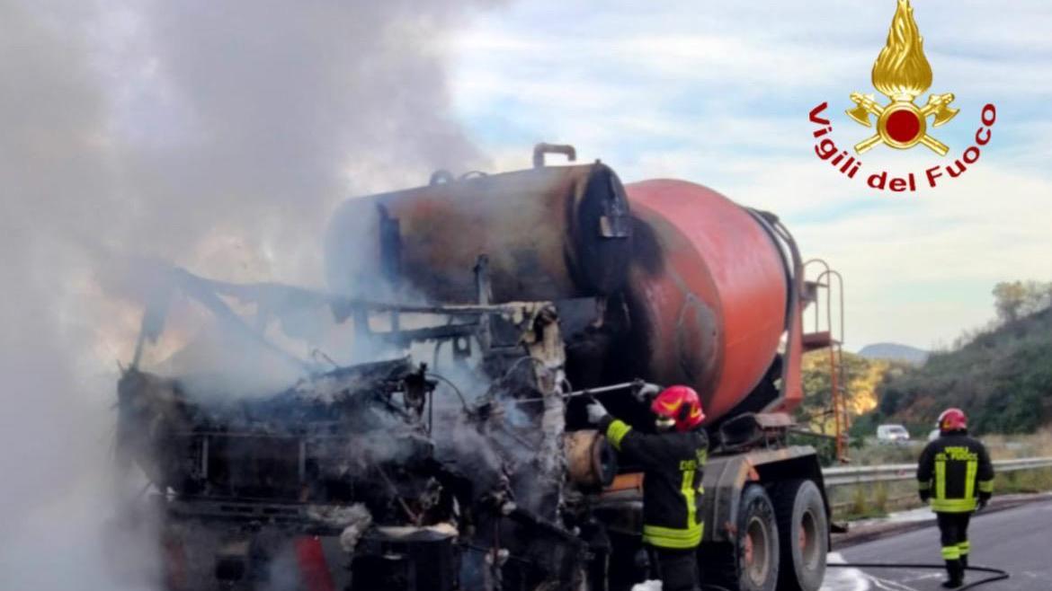 Villagrande, autobetoniera distrutta da un incendio sulla provinciale 27