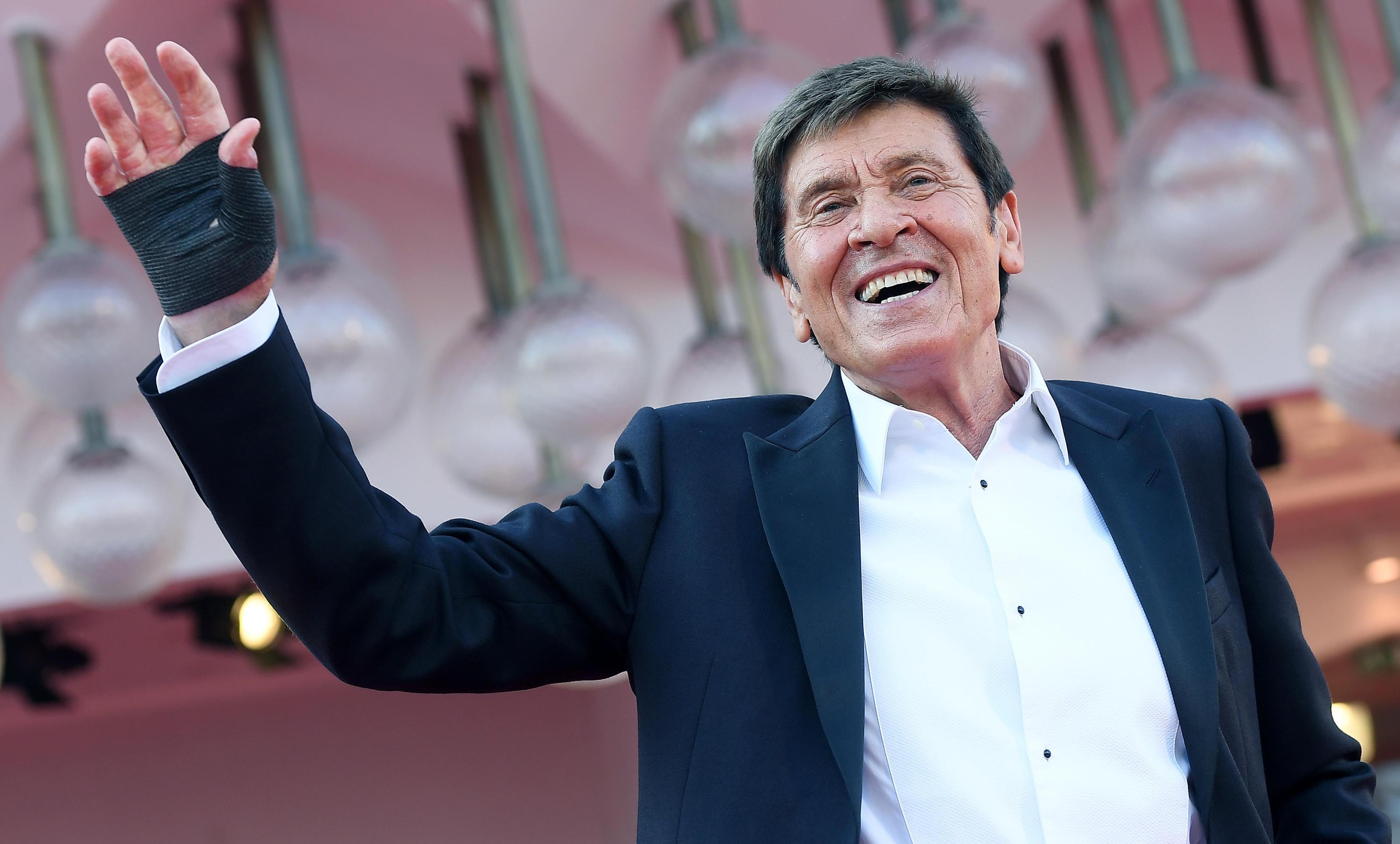 Sanremo, Gianni Morandi rischia la squalifica ma la Rai lo perdona 