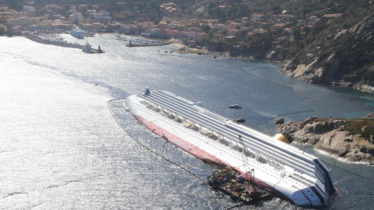 La Concordia adagiata alle Scole all'isola del Giglio (foto Enzo Russo)