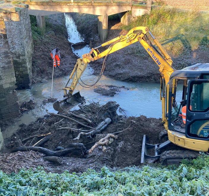 Ripulito il canale ostruito dai rifiuti portati dalla pioggia 