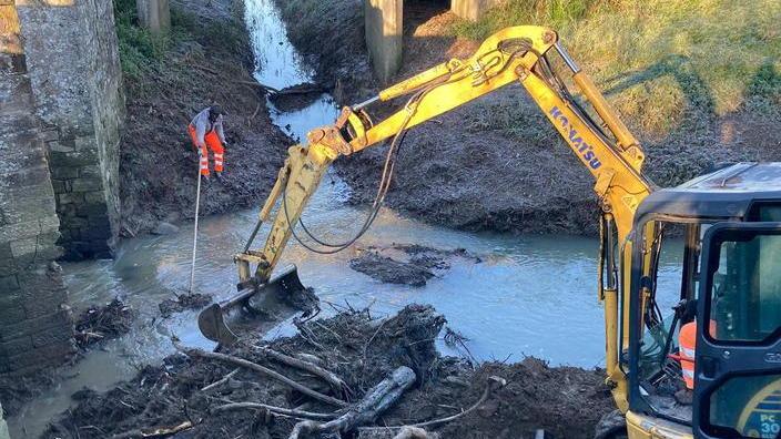 Ripulito il canale ostruito dai rifiuti portati dalla pioggia