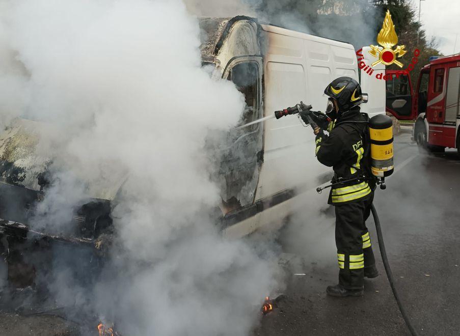 Fiamme dal motore del furgone ma riesce a chiamare i pompieri