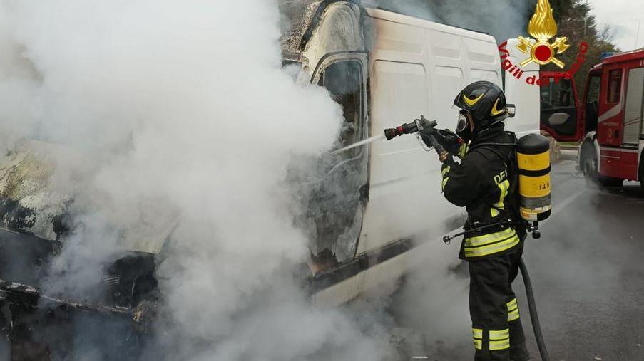 Fiamme dal motore del furgone ma riesce a chiamare i pompieri