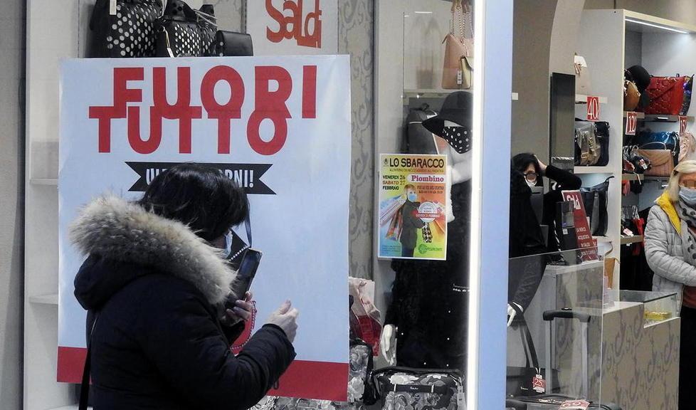 Saldi al via tra negozi reali e web E con l’incubo di Covid e tariffe 
