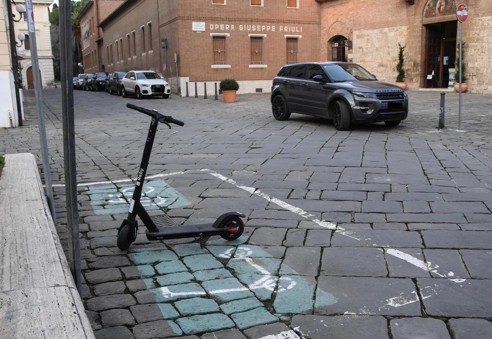 Un parcheggio per monopattini Nuovi posti per auto e biciclette 