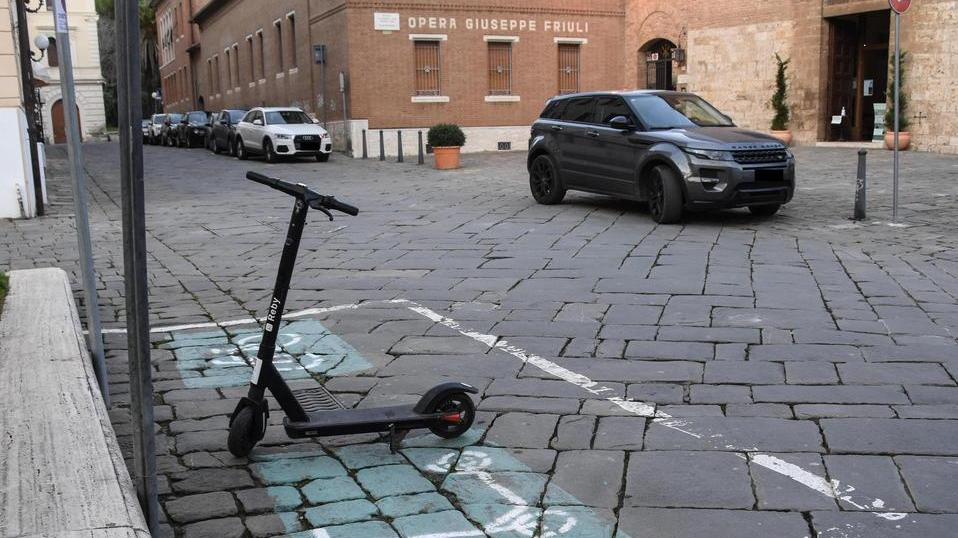 Un parcheggio per monopattini Nuovi posti per auto e biciclette
