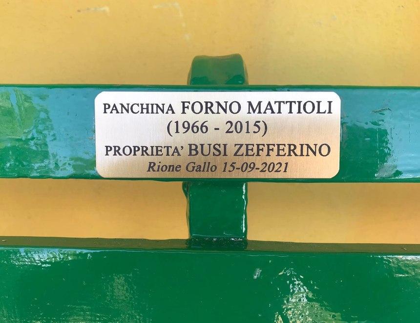 Una panchina ricorda gli anni dello storico forno di Bruno Mattioli