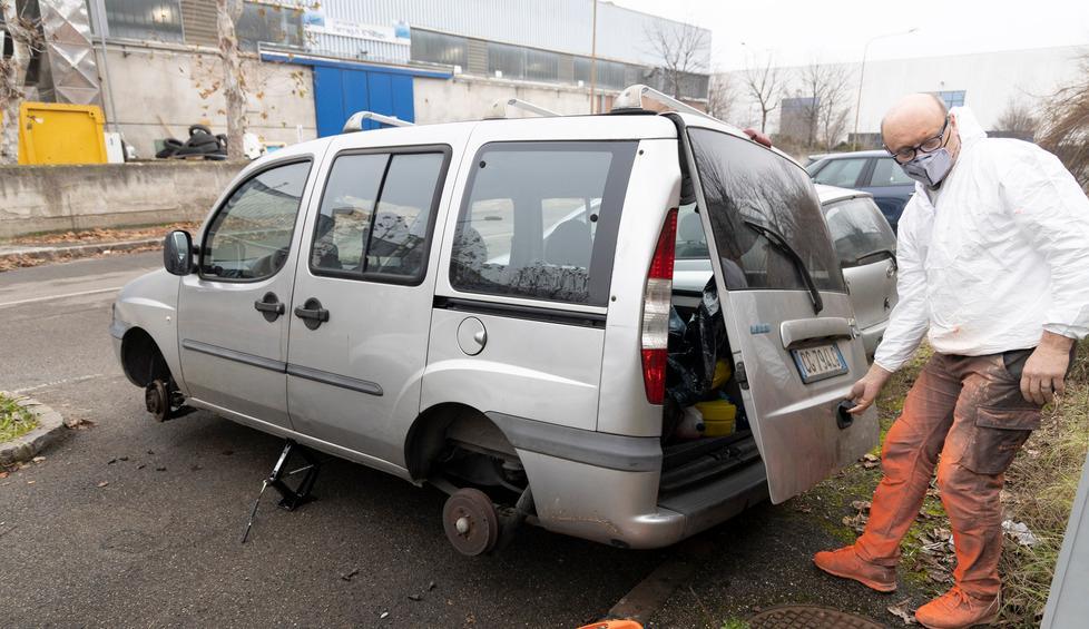 Modena. Pneumatici e cerchi rubati da un Doblò davanti alla carrozzeria 