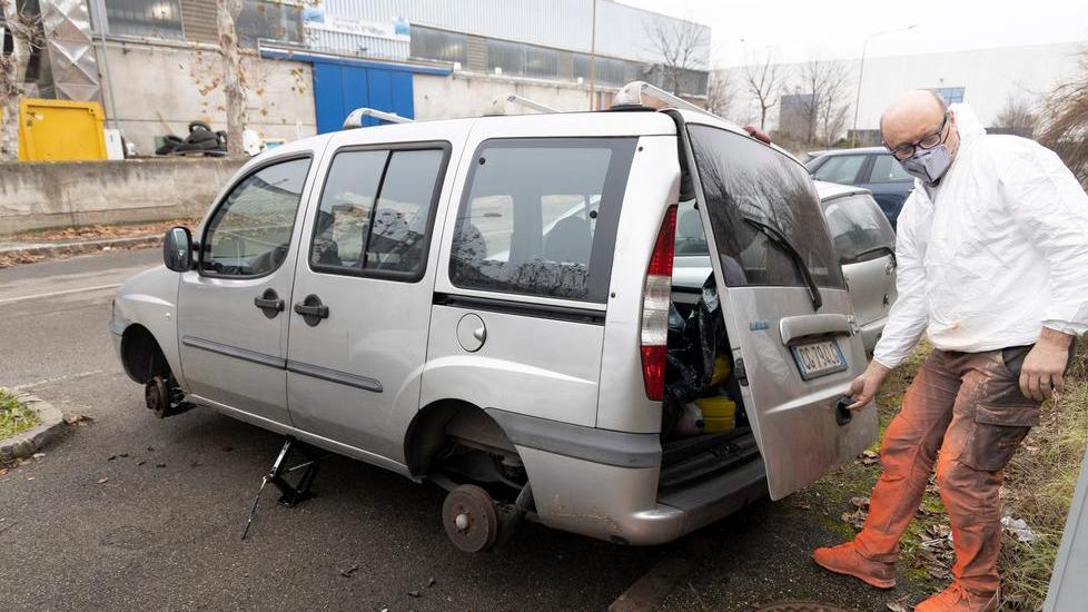 Modena. Pneumatici e cerchi rubati da un Doblò davanti alla carrozzeria