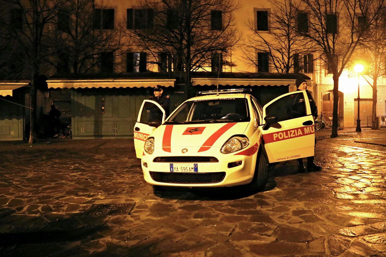 Una pattuglia della polizia municipale (foto d'archivio)