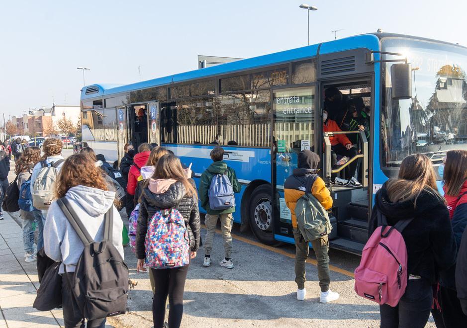 Trasporti pubblici in crisi in provincia di Lucca, a casa 43 autisti. Con le scuole aperte tante corse a rischio 