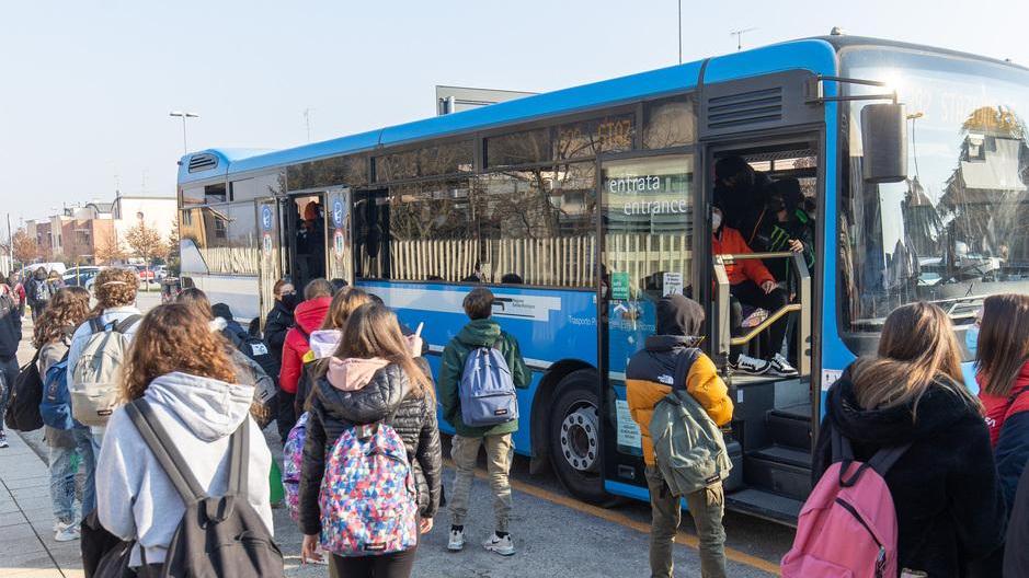 Trasporti pubblici in crisi in provincia di Lucca, a casa 43 autisti. Con le scuole aperte tante corse a rischio