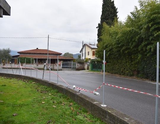 Vandali a Capezzano nella sede boy scout : distrutti i paletti della recinzione 
