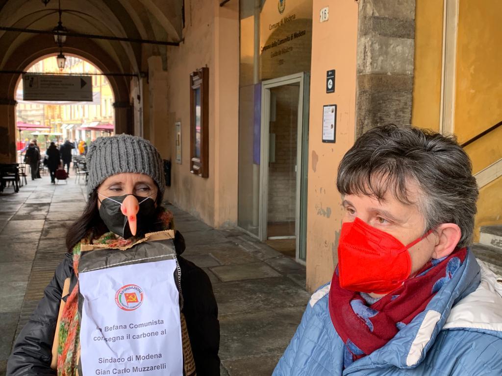 Modena, la Befana Comunista porta il carbone al sindaco Muzzarelli: "per l'esternalizzazione di nidi e scuole dell'infanzia" 
