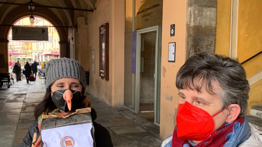 Modena, la Befana Comunista porta il carbone al sindaco Muzzarelli: "per l'esternalizzazione di nidi e scuole dell'infanzia"