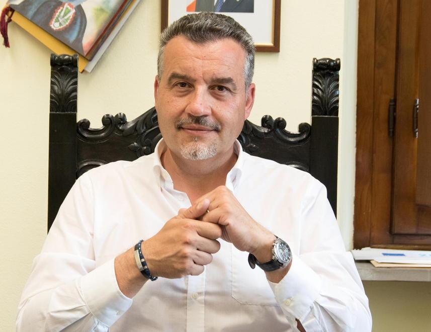 Due bambini donano i risparmi al sindaco perché aiuti i ragazzi più poveri 