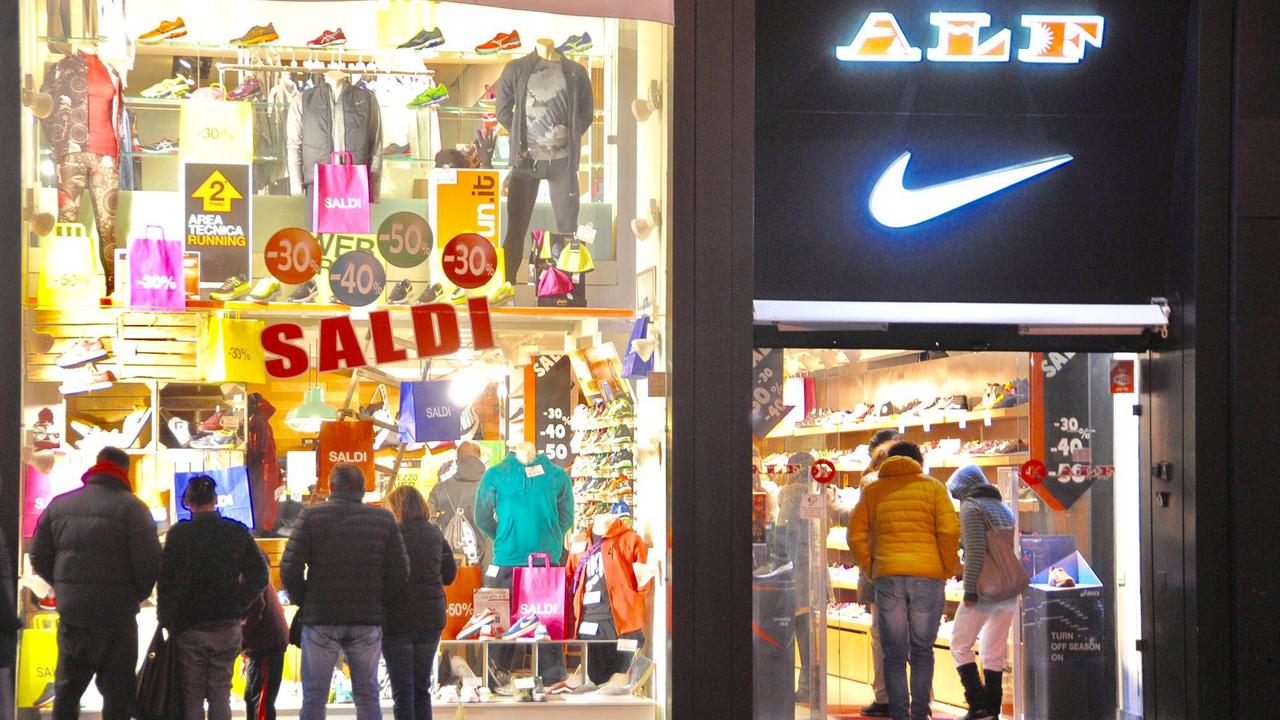 Via ai saldi in Versilia. L'appello: «Per fare acquisti scegliete negozi vicini a voi»