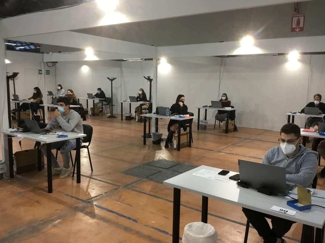Via agli sms ai 64mila toscani positivi non tracciati. Tamponi: cambia l'orario di caricamento sul portale