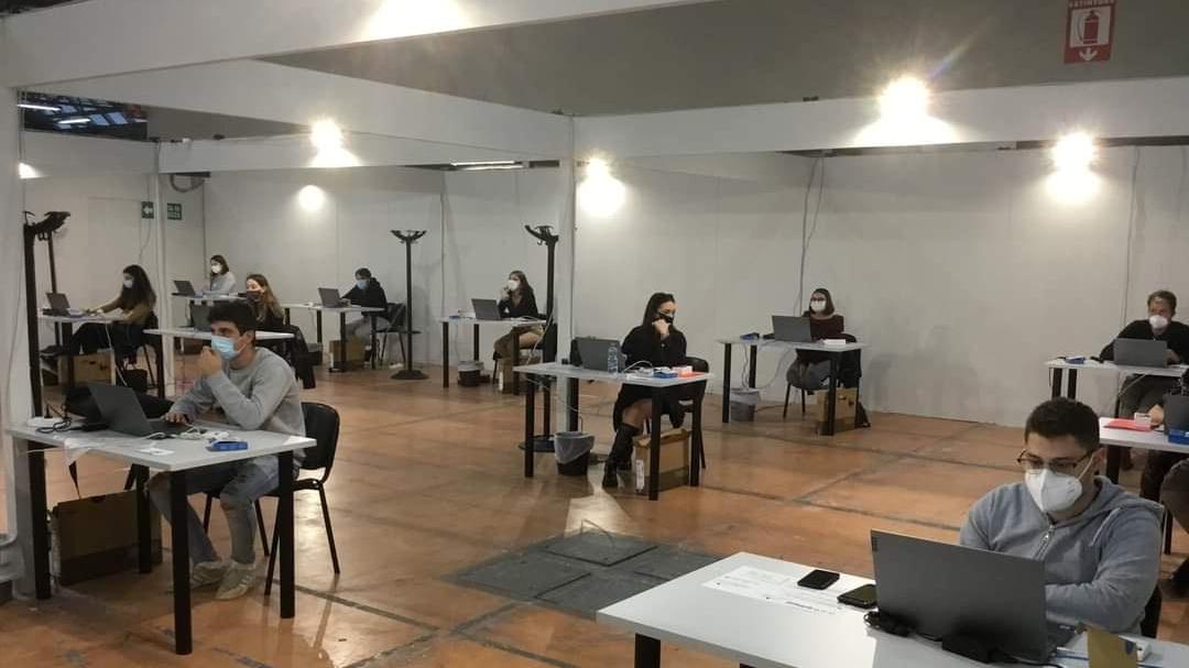 Via agli sms ai 64mila toscani positivi non tracciati. Tamponi: cambia l'orario di caricamento sul portale