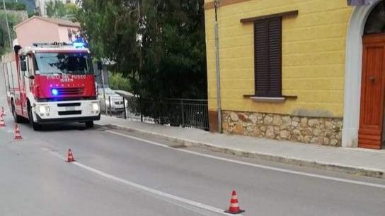 L'intervento dei vigili del fuoco in via Matteotti a Gavorrano