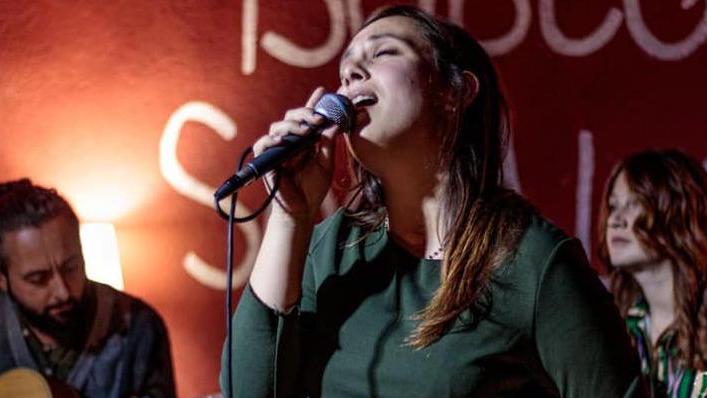 Giulia Pratelli durante un'esibizione dal vivo con Luca Guidi e Chiara Raggi