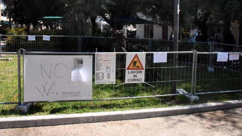 Vandalizzati i bagni della discordia in piazza Pellerano