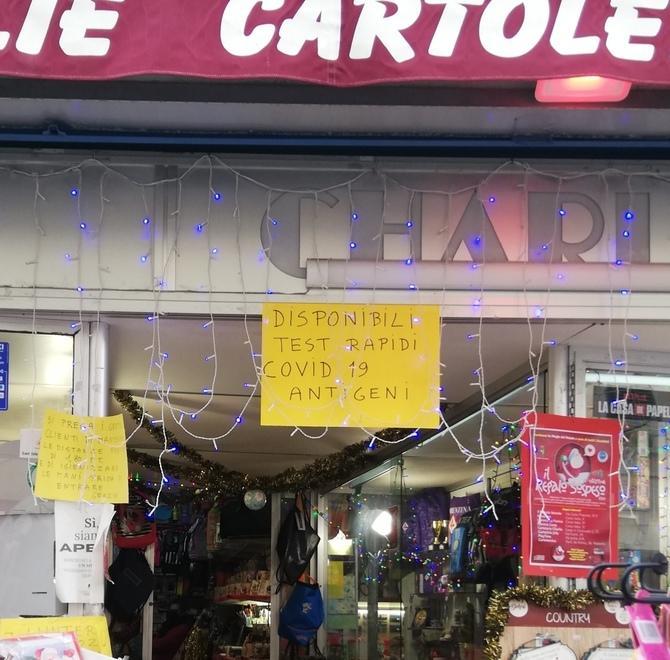 Non si arresta la corsa al tampone tutti in fila per il test davanti alle farmacie 