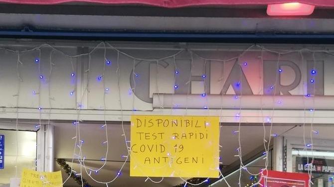 Non si arresta la corsa al tampone tutti in fila per il test davanti alle farmacie