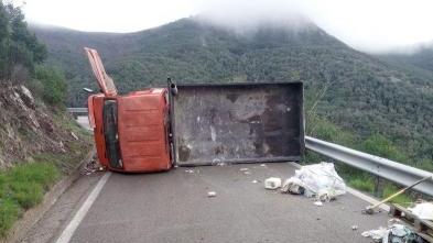 Camion si ribalta sulla strada del Volterraio