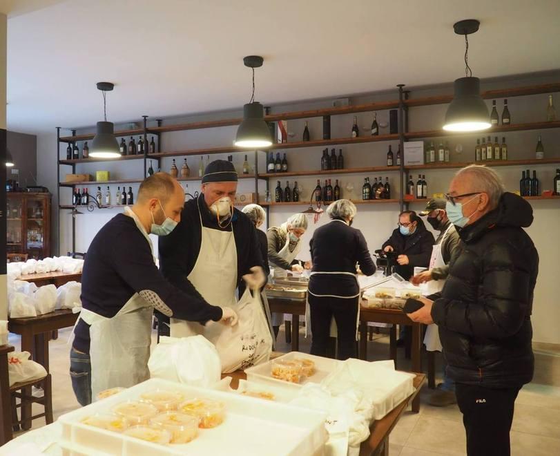 La Befana porta il pranzo solidale a 200 persone grazie al volontariato