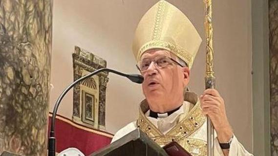 La santa portata in tour a bordo di una jeep «Vicini ai tanti positivi costretti a stare in casa»