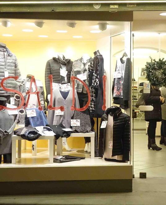 Sull’inizio dei saldi pesano il caro bollette e Omicron 