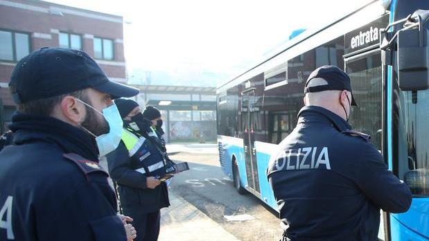 Si prendono a pugni per la ragazza contesa: fermati dalla polizia