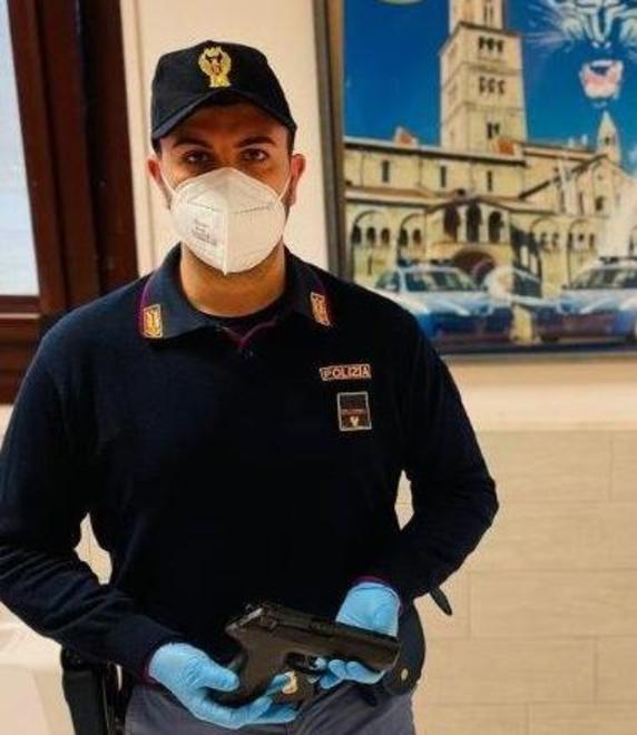 Spara con la scacciacani in Piazza Grande: fermato e denunciato