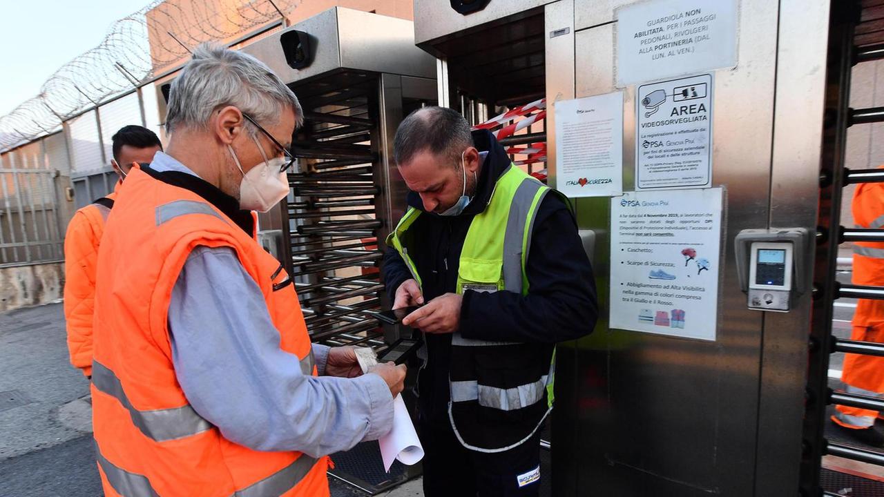 Picco dei casi, stretta anche sul lavoro