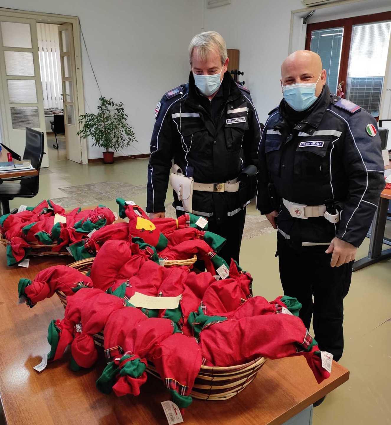 Il virus non ferma la Befana dei vigili 