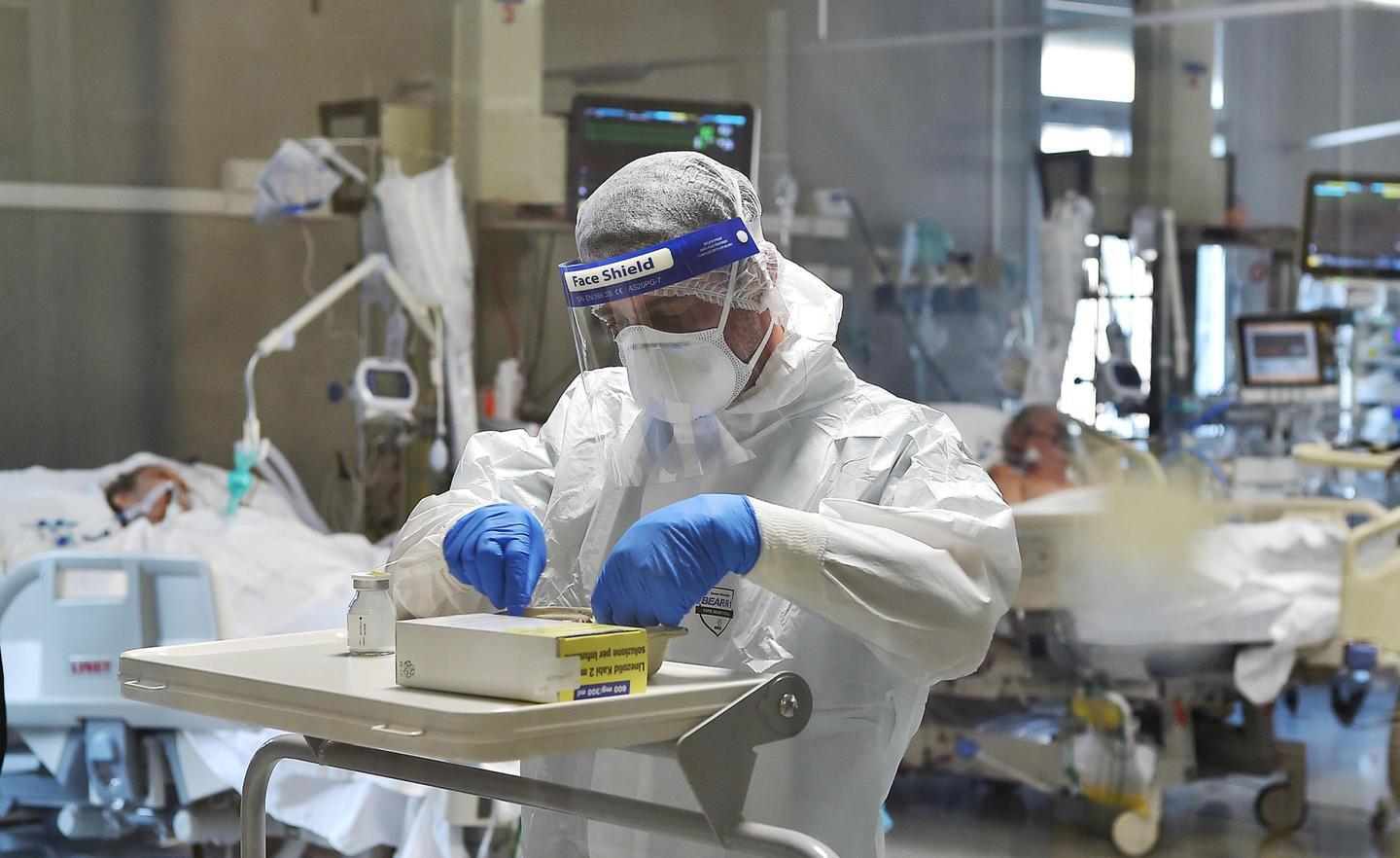 Un nuovo boom di contagi ma gli ospedali reggono 