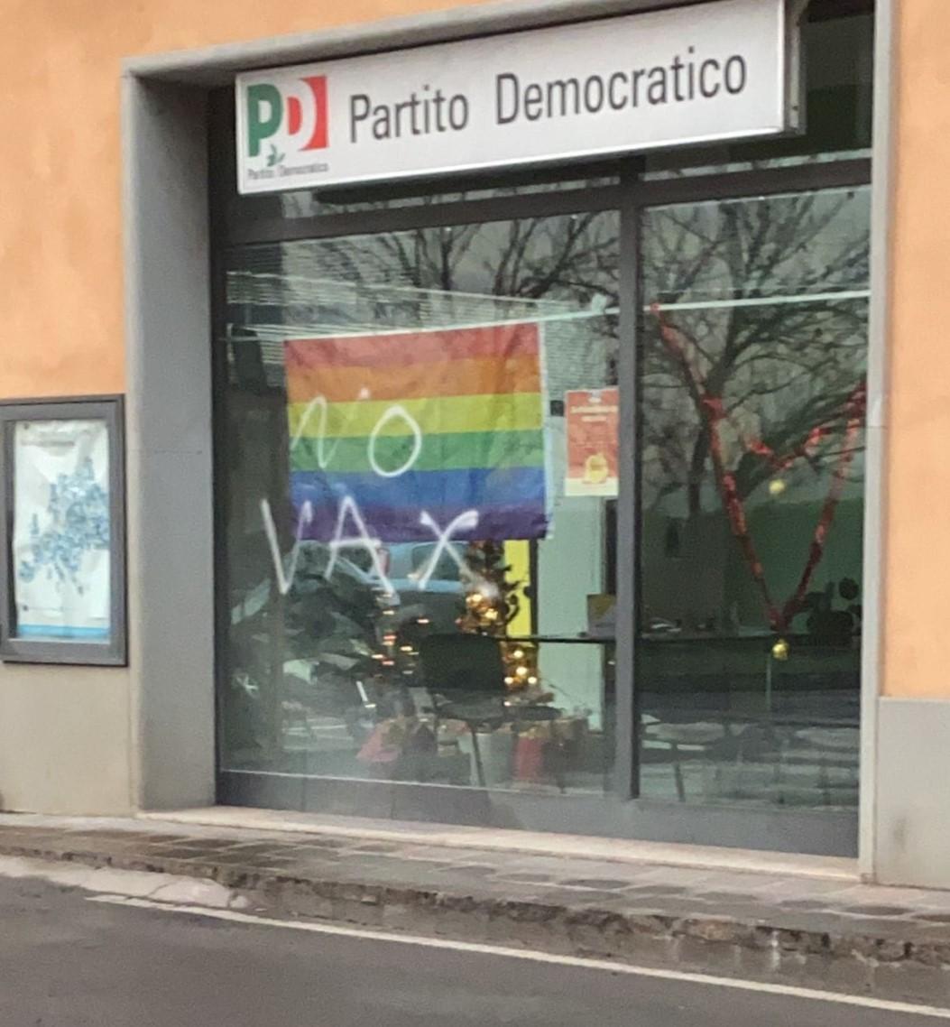 Vignola. Imbrattata la sede Pd con la firma dei no-vax I Dem: «Denunciamo» 