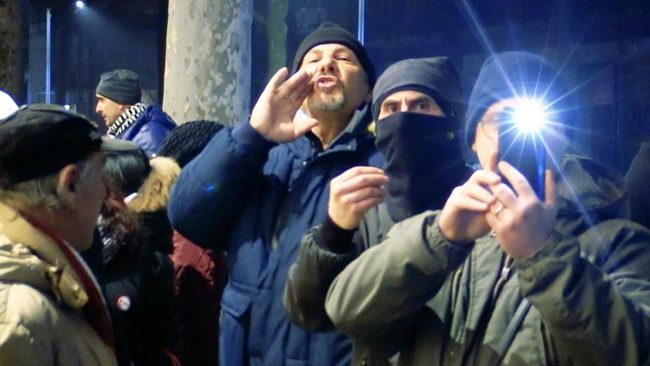 Alcuni provocatori no vax e no green pass mentre insultano e minacciano l'operatore che li riprennde